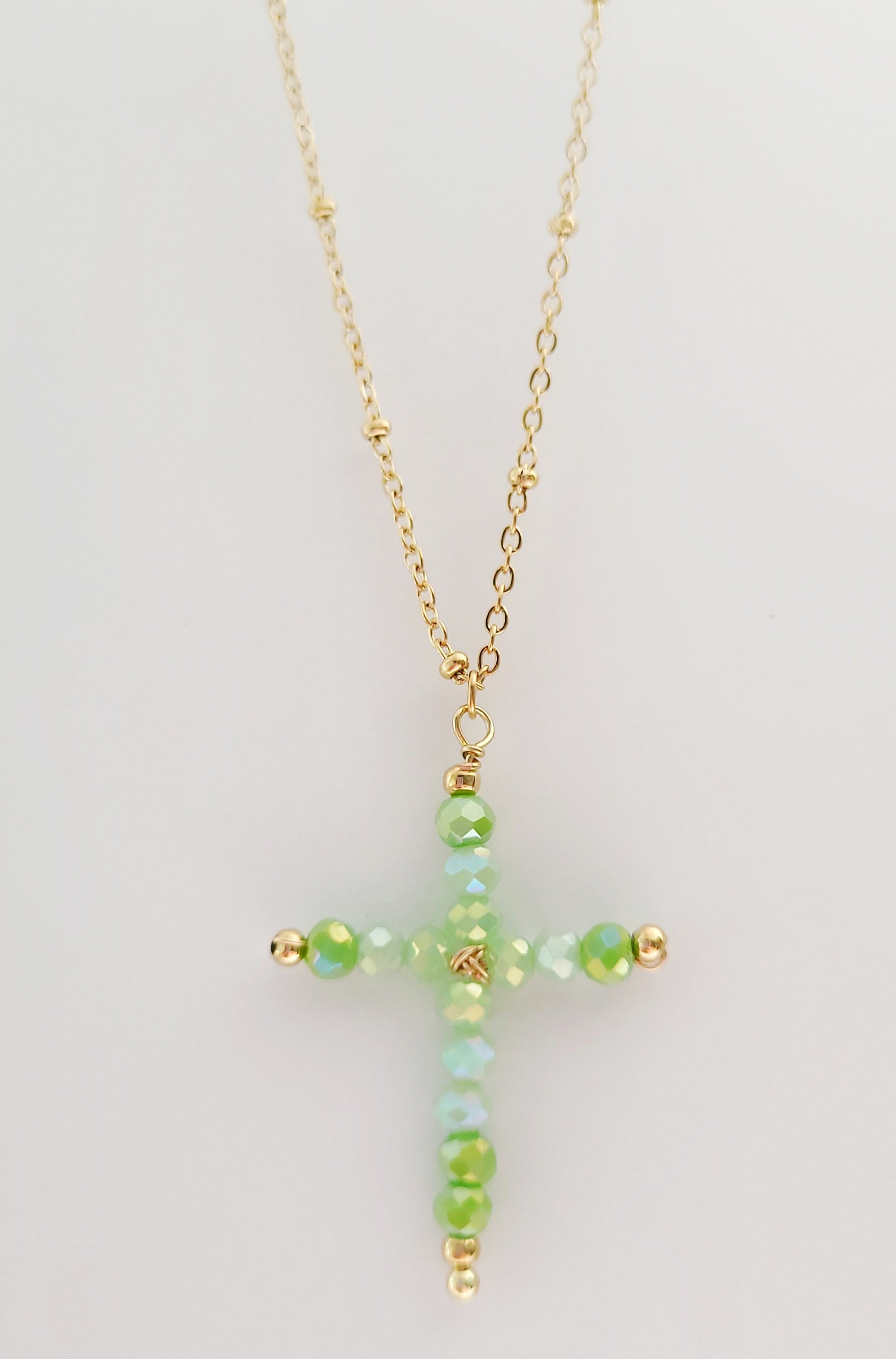 COLGANTE THEIA PIEDRAS VERDES BAÑADO EN ORO