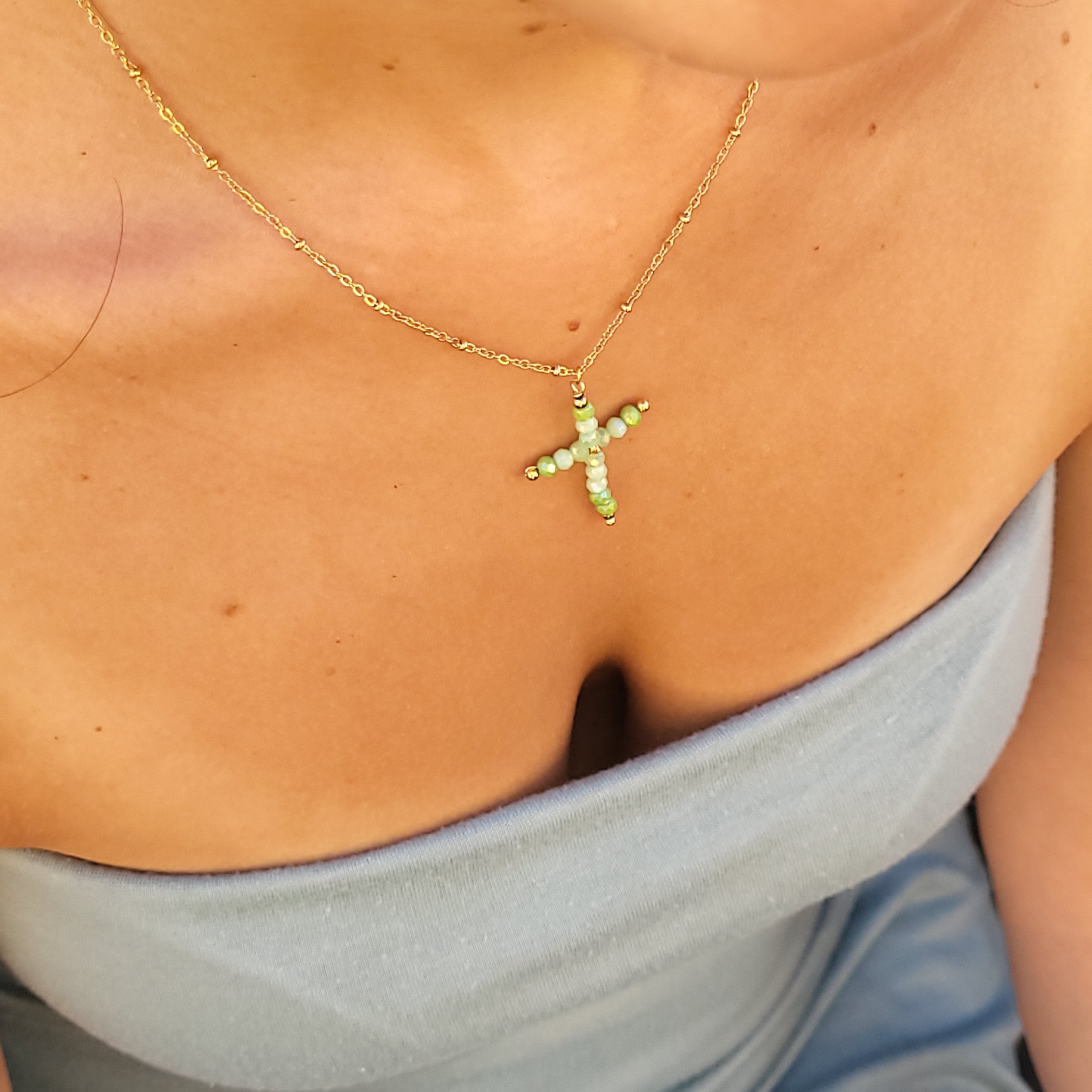 COLGANTE THEIA PIEDRAS VERDES BAÑADO EN ORO