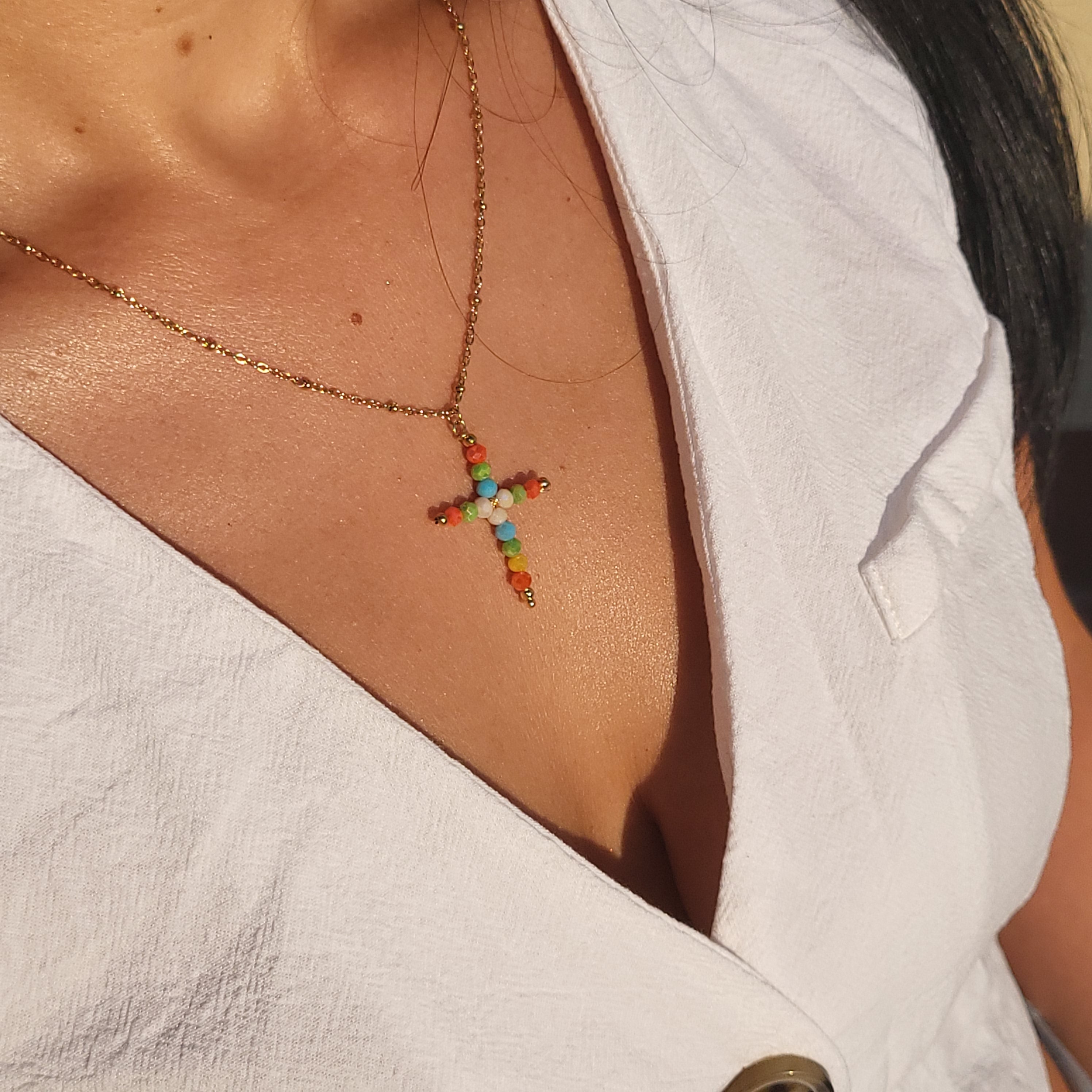 COLGANTE THEIA PIEDRAS MULTICOLOR BAÑADO EN ORO