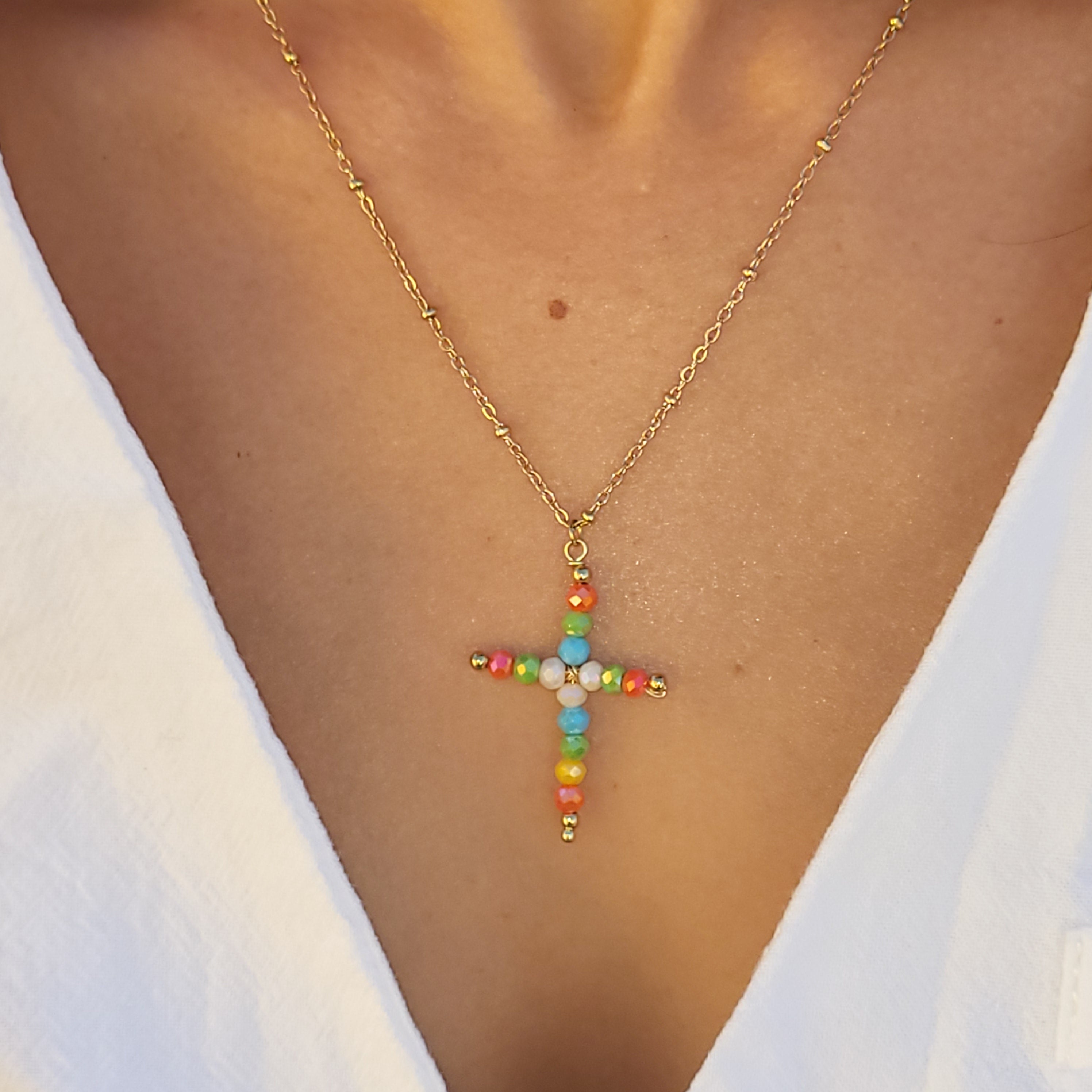 COLGANTE THEIA PIEDRAS MULTICOLOR BAÑADO EN ORO