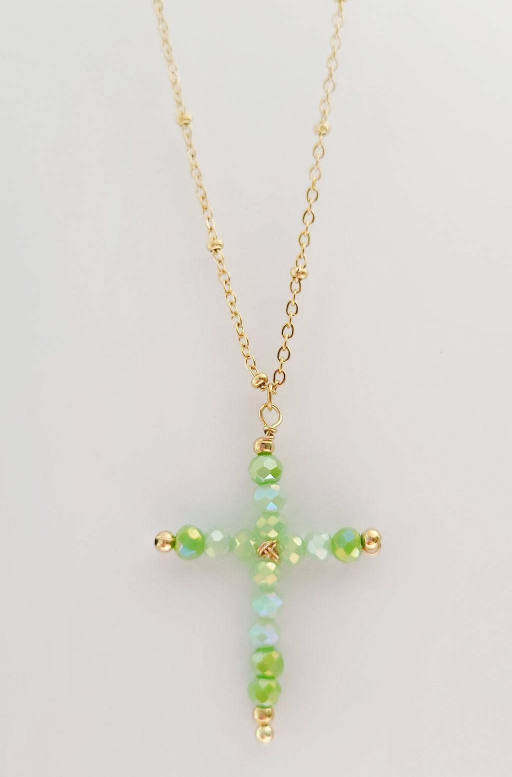 COLGANTE THEIA PIEDRAS VERDES BAÑADO EN ORO