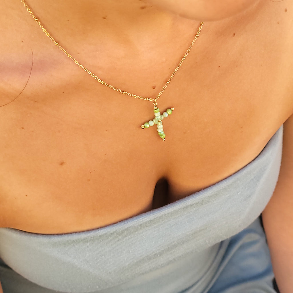 COLGANTE THEIA PIEDRAS VERDES BAÑADO EN ORO